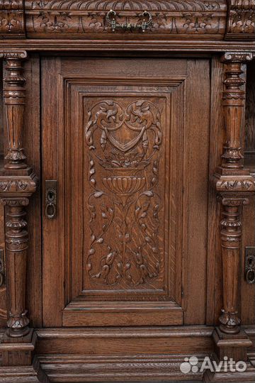 Высокий старинный буфет из массива. Неоренессанс