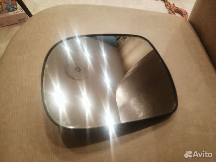 Зеркальный элемент левый Toyota Hilux 2010