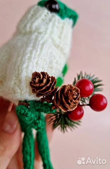 Новогодняя лягушка в свитере с новогодней ёлкой