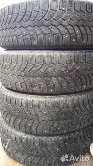 Bridgestone Blizzak Spike-02 215/65 R16