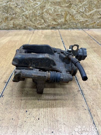 Тормозной суппорт задний правый Opel Astra J