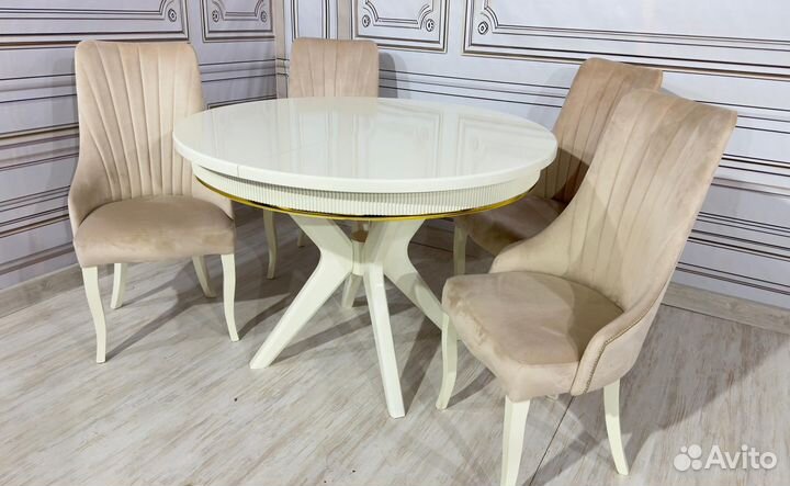 Стол и стулья