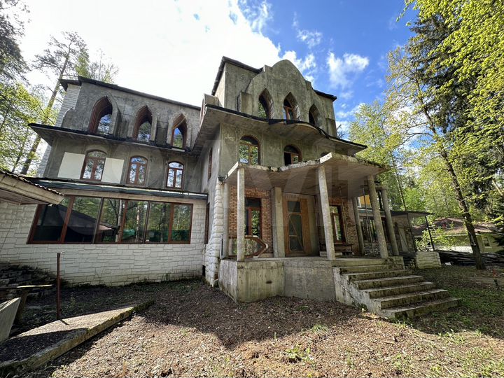 Дом 1774,6 м² на участке 25,7 сот.