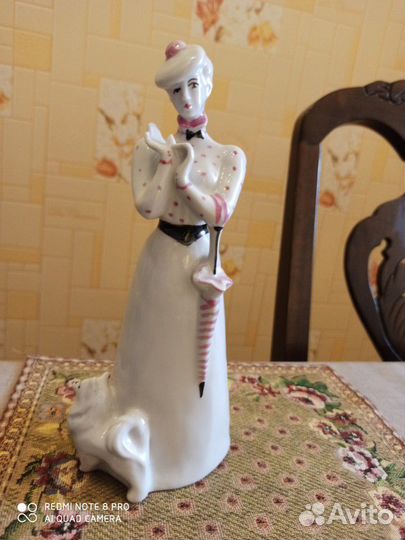 Статуэтка дама с собачкой