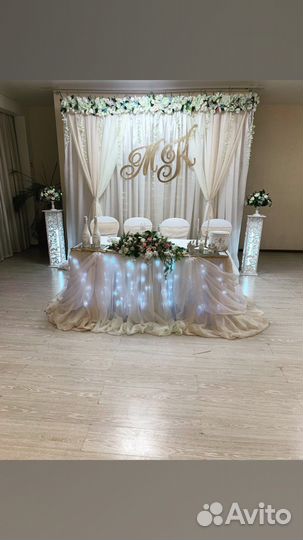 Свадебное украшение президиума молодоженов