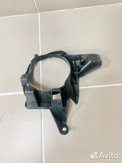 Кронштейн противотуманной фары правый Toyota Rav4
