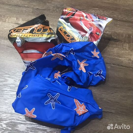 Отдам все за 350 Жилет для плаванья, нарукавники