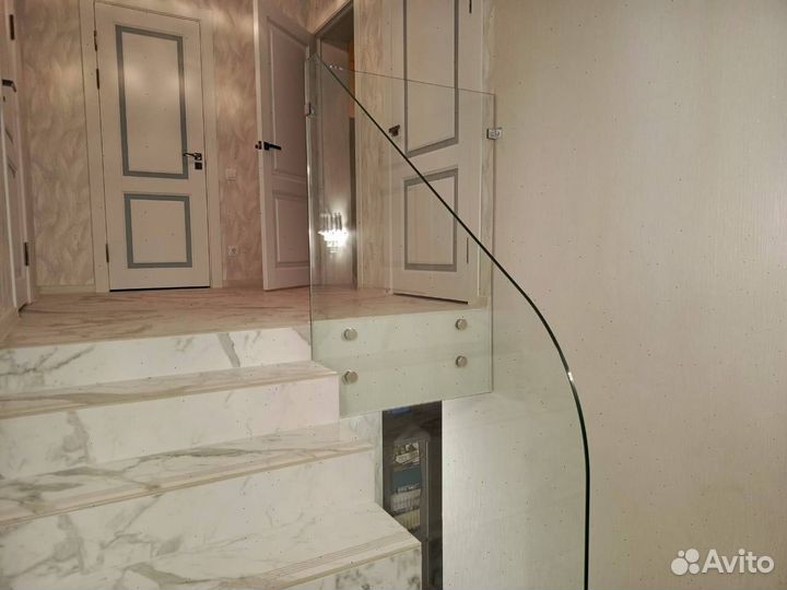 Стеклянные перила для лестниц с монтажом