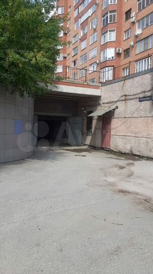 Машиноместо, > 30 м²