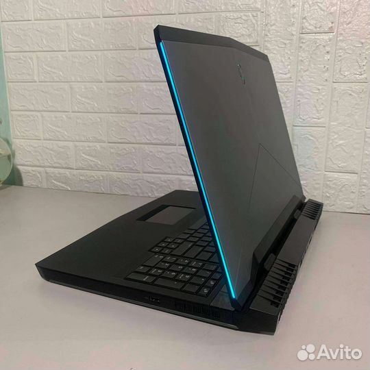 Игровой ноутбук Dell Alienware 17 R4