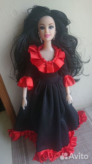 Кукла в черном платье