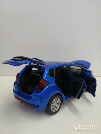 Модель машины Honda Fit RS масштаб 1:32