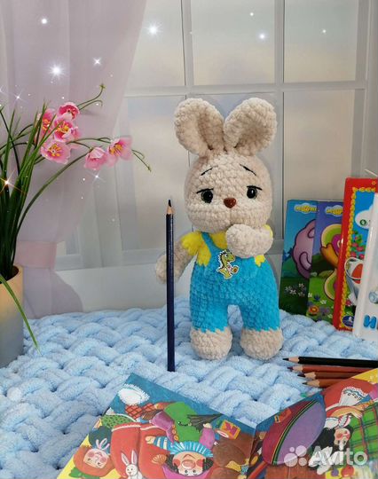 Плюшевый заяц вязаный