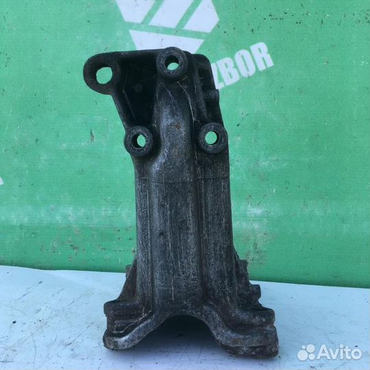 Кронштейн двигателя правый Фольксваген Пассат Б3