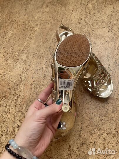 Золотые босоножки на каблуке в камнях