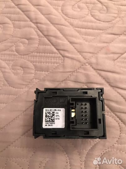 Кнопка стоян. тормоза с Autohold Octavia a8