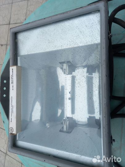 Большой галогенный уличный прожектор на 220в