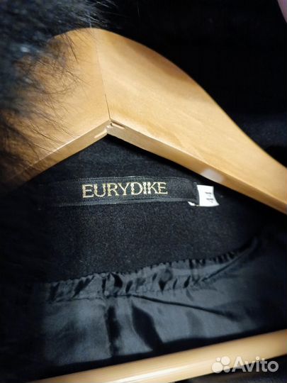 Пальто женское с меховым воротником