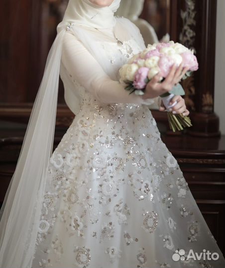 Платье с кейпом