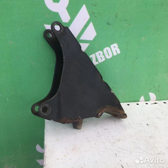 Кронштейн двигателя передний Фольксваген Гольф 3