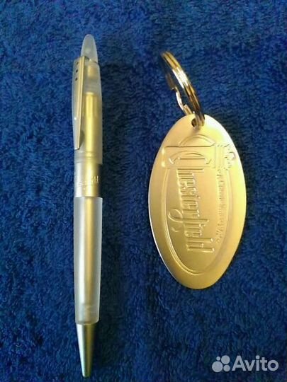 Зажигалки, ручка, калькулятор и брелок