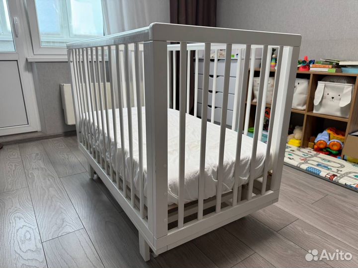 Детская кроватка с маятником и матрасом