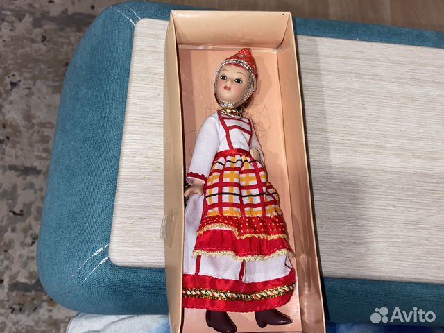 Кукла изготовлена из форфора