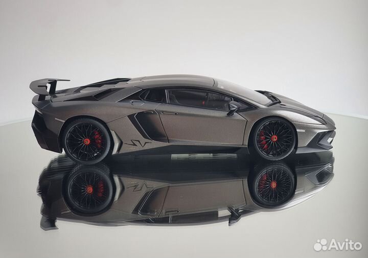 Коллекционная модель Lamborghini LP750-4SV 1:18