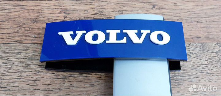 Статуэтка (логотип автосалона) Volvo