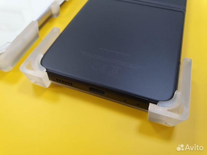 Смартфон Samsung Galaxy Z Flip 3. LDU