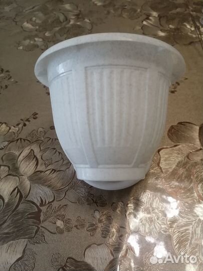 Пластмассовые и керамический горшки для цветов