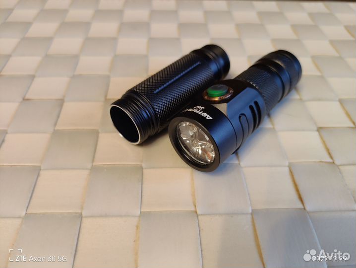 Продаю фонарь Astrolux s42