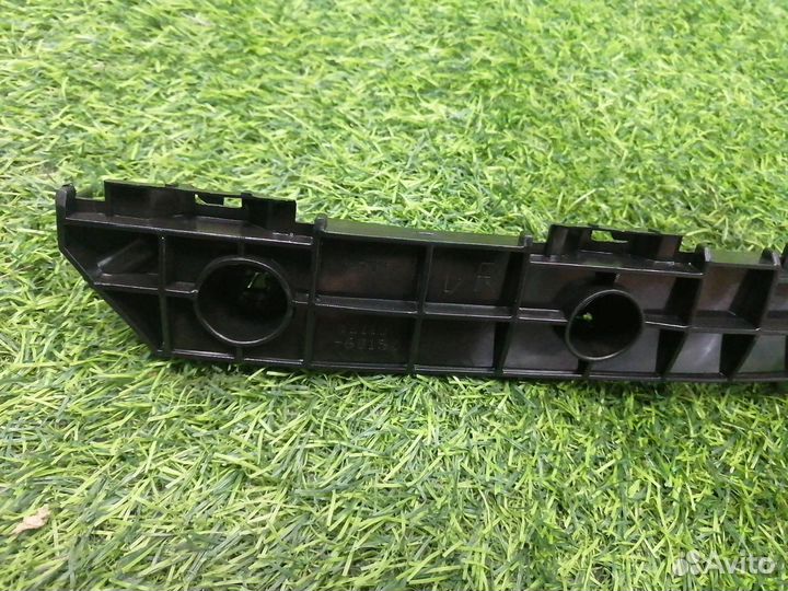 Крепление бампера переднее правое Lexus Lx570