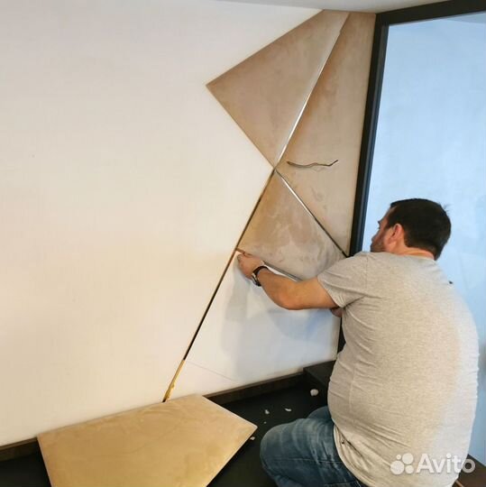 Мягкие стеновые панели с латунным профилем