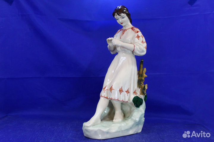 Фарфор статуэтка Украинка Девушка гадает редкий ок