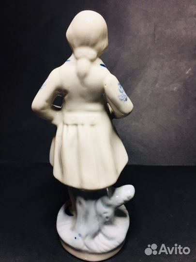 Фарфоровая статуэтка «Кавалер»