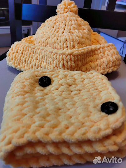 Новый комплект шапочка и манишка