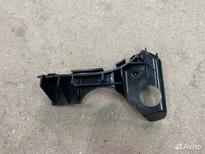 Кронштейн бампера передний правый Toyota Corolla