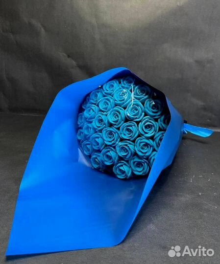 Букет - 29 Синих Роз из Белого Шоколада