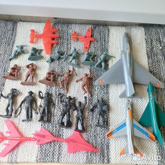 Детские самолеты и солдатики из СССР и 90-х