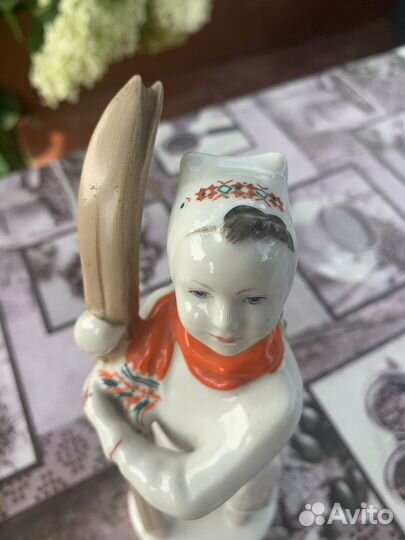 Статуэтка лыжницы фарфор лфз СССР 1950-1960