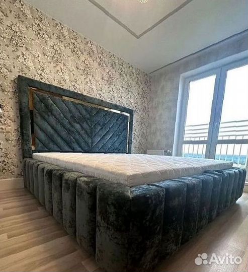 Двуспальная кровать с мягким изголовьем