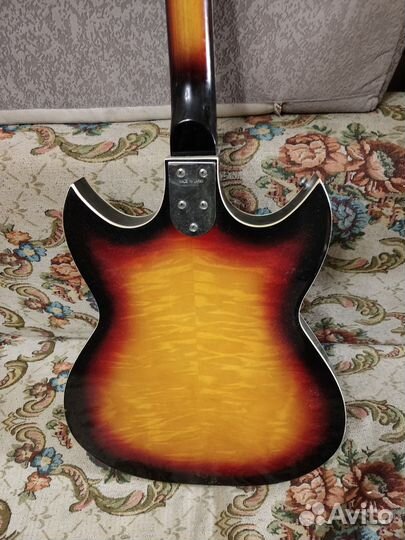 Гитара полуакустическая