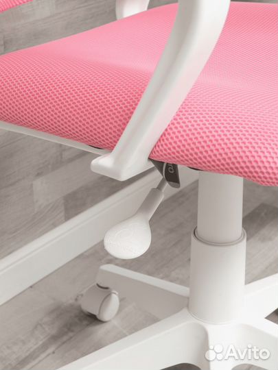 Розовое кресло сетчатое