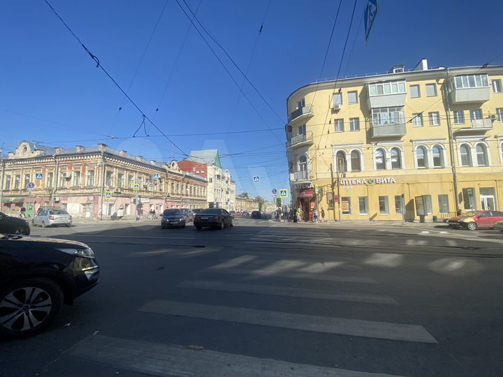 Торговая площадь в центре города с вытяжкой