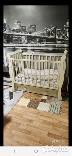 Детская кроватка с маятником и ящиком