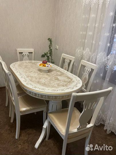 Обеденный стол и стулья