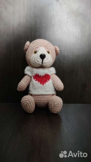 Мишка игрушка с сердечком вязаный