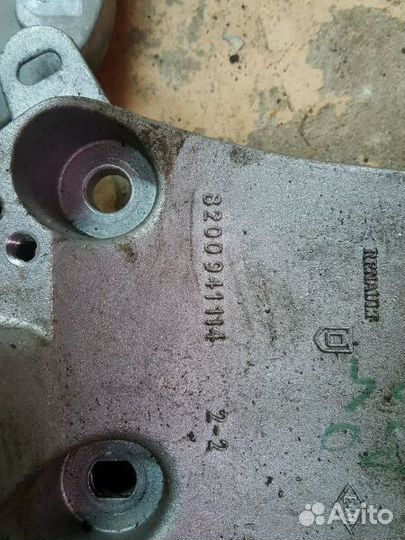 Кронштейн навесного 8200941114 лада ларгус