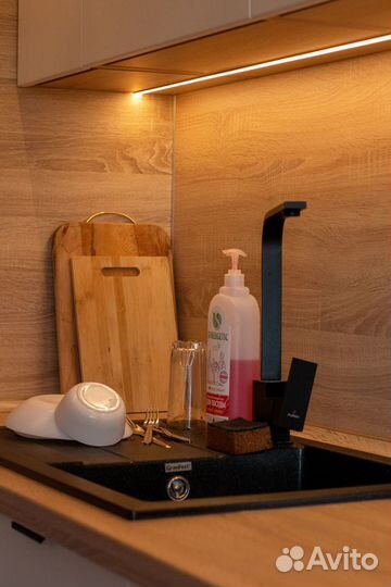 Кухня с антресолью и подсветкой